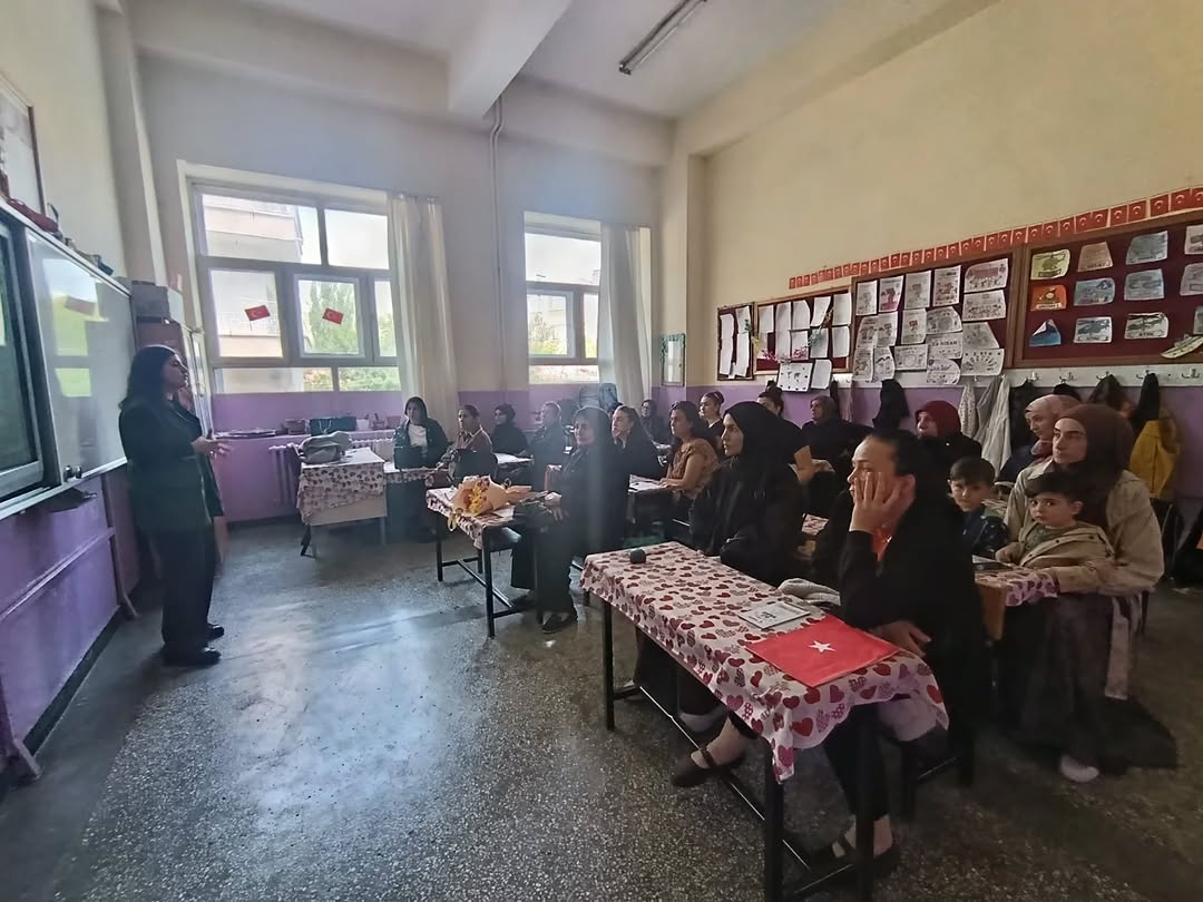 yesilay-kars-subesi-okullarda-duzenledigi-egitimlerle-velileri-bagimlilik-belirtileri-ve-erken-farkindalik-konusunda-uyardi-1.webp
