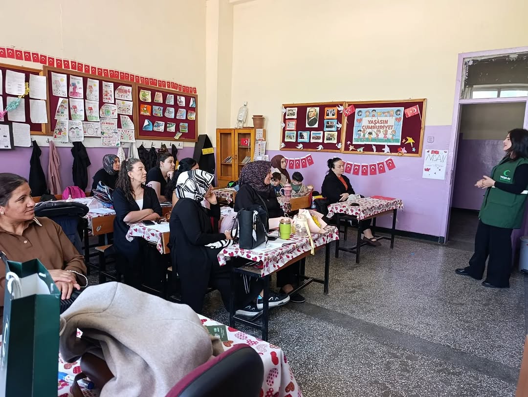 yesilay-kars-subesi-okullarda-duzenledigi-egitimlerle-velileri-bagimlilik-belirtileri-ve-erken-farkindalik-konusunda-uyardi-2.webp