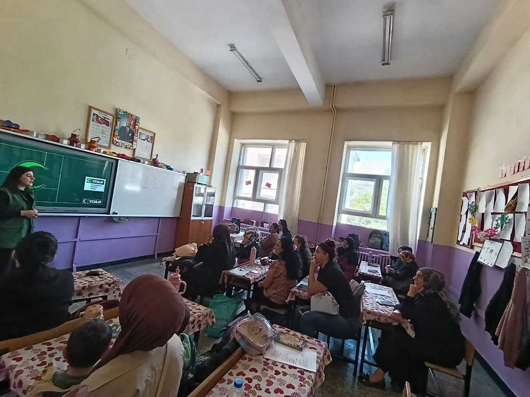 yesilay-kars-subesi-okullarda-duzenledigi-egitimlerle-velileri-bagimlilik-belirtileri-ve-erken-farkindalik-konusunda-uyardi-3.webp
