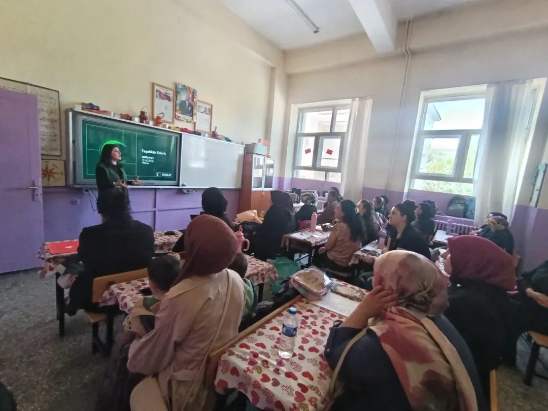 yesilay-kars-subesi-okullarda-duzenledigi-egitimlerle-velileri-bagimlilik-belirtileri-ve-erken-farkindalik-konusunda-uyardi-4.webp