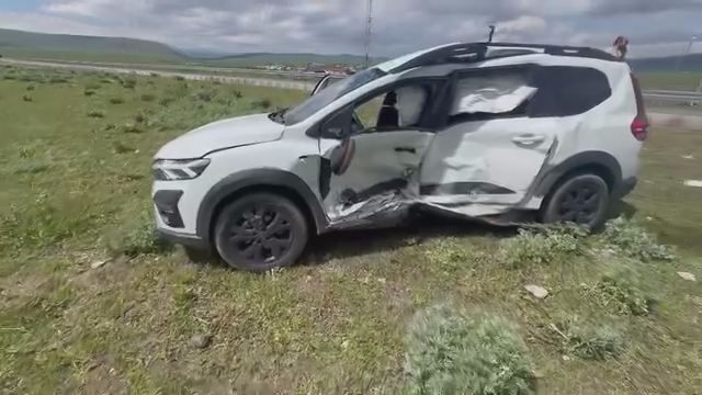 kars-ardahan-karayolunda-iki-arac-carpisti-4-yarali-1.jpg