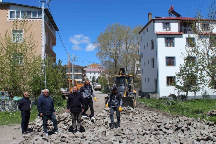 Hanak ilçesinde kilit parke çalışmaları başladı