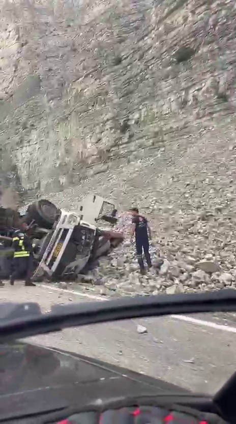 Erzurum’da feci kaza: Freni patlayan tırdan atlayan sürücü öldü, 2 kişi yaralandı