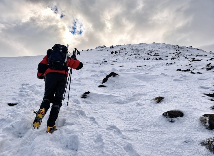 Kar ve tipiye rağmen Ağrı Dağı’na tırmanan dağcılar, tırmanışı kayıp dağcıya adadı