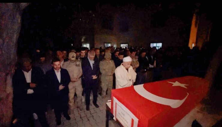 Ankara’dan getirilen gazi Mirza Keskin’in naaşı, Yüksekova’da düzenlenen törenle toprağa verildi