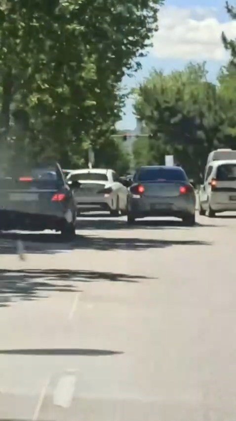 Elazığ’da peş peşe makas atan sürücü kameraya yansıdı
