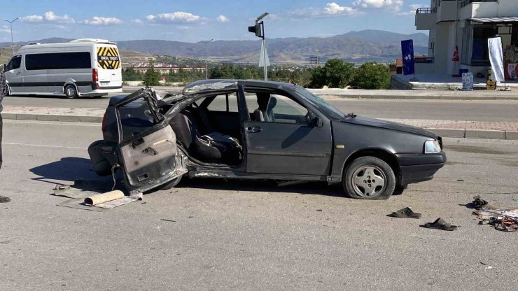 Elazığ’da otomobil, aydınlatma direğine çarptı: 1’i ağır 3 yaralı