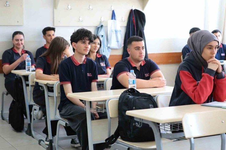Vali Aydoğdu, Ulalar Anadolu Lisesi’nde öğrenci ve öğretmenlerle buluştu