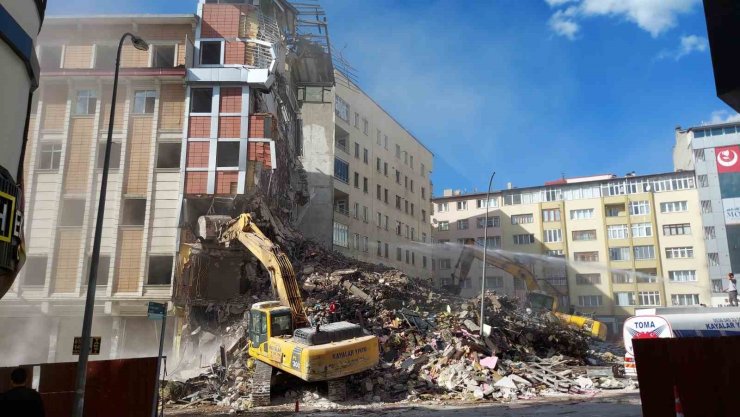 Erzurum’da kontrollü yıkımda korkutan anlar
