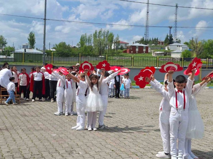 Arpaçay Atatürk İlkokulu’nda yıl sonu şenliği ve mezuniyet coşkusu