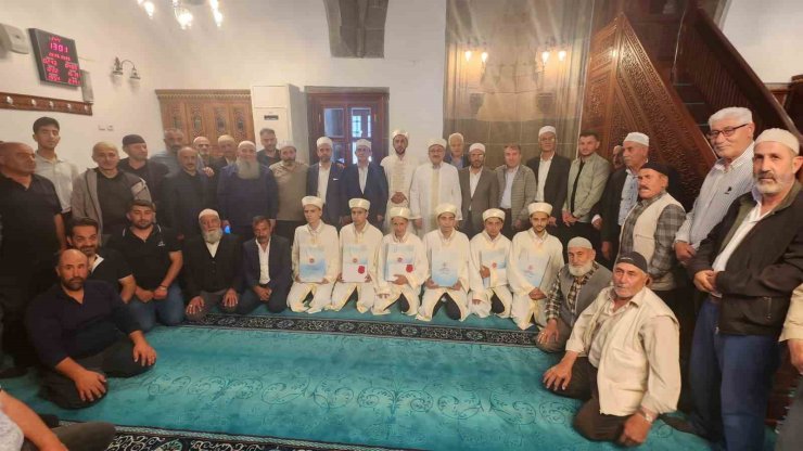 Kur’an bülbülleri hafızlık belgelerini tarihi Bakırcı Camii’nde aldı