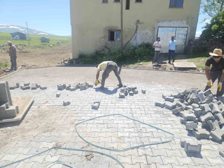 Kars’ta köylerde kilit parke taşı yol çalışmaları başladı