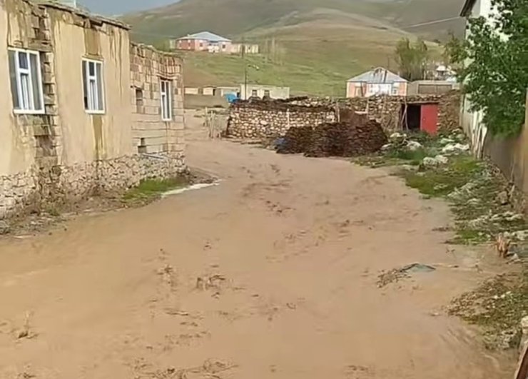 Başkale’de sağanak sonucu sel meydana geldi