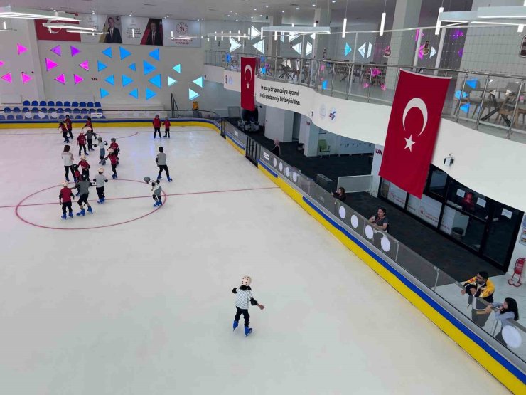 Van’da 30 derece sıcaklıkta buz pateni keyfi