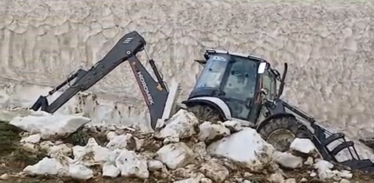 İran sınırındaki yayla yolları kardan temizleniyor