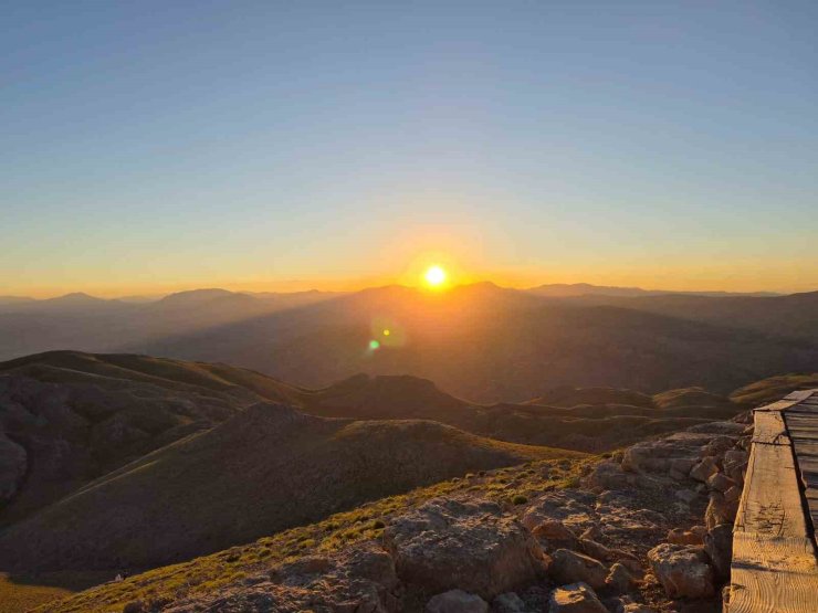 Nemrut Dağı’nda gün doğumu ve gün batımı yoğun ilgi görüyor