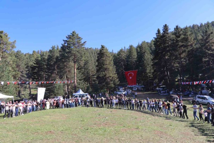 Karnavas Dut Pekmezi Festivali’nde çocuklar parmakla pekmez yemek için yarıştı