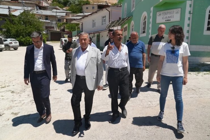 Darende’de Yenipınar Mahallesi’ne menfez, mahalle konağı ve yol yatırımı