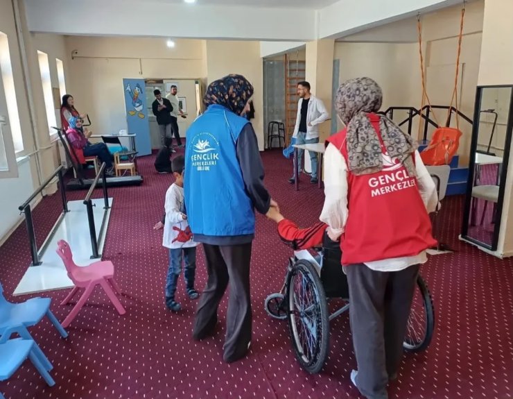 Hamur Gençlik Merkezi’nden özel öğrencilere anlamlı ziyaret