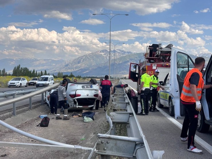 Erzincan’da ters dönen otomobilin sürücüsü kazayı yara almadan atlattı