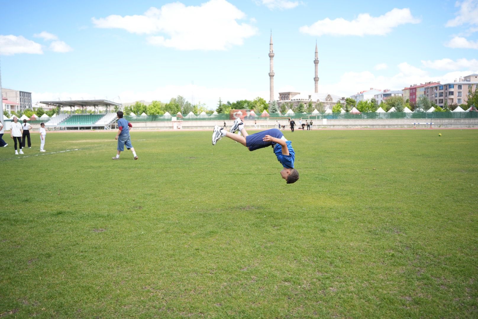 hmxb6qgwqaazp82.jpg