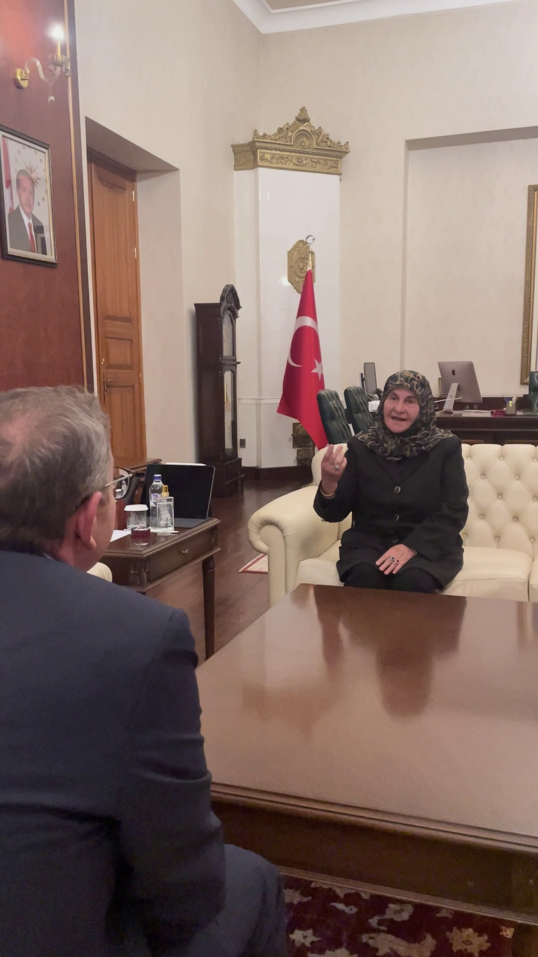 makam-aracindaki-bayragi-open-neriman-teyze-valilikte-3.png