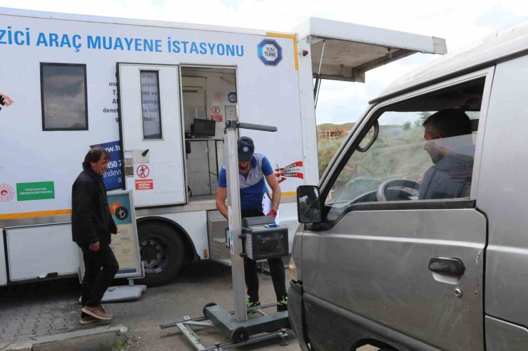 Oltu’da gezici araç muayene aracı araç sahiplerine büyük kolaylık sağlıyor