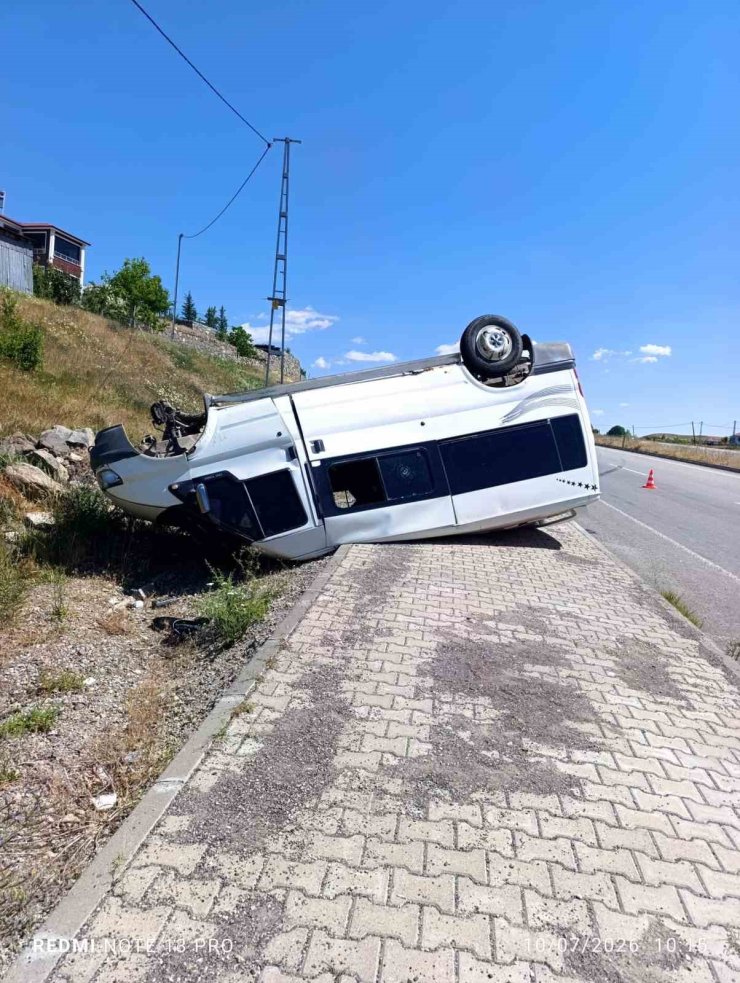 Minibüs takla attı: 1 yaralı