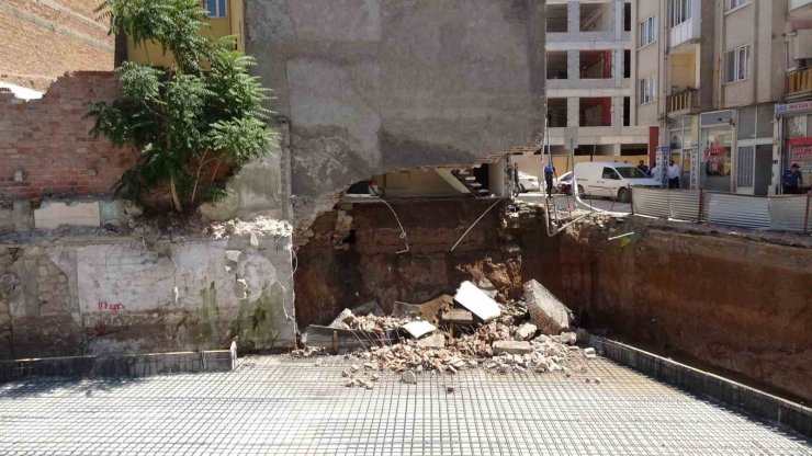 Malatya’da göçük sonrası mühürlenen apartmandan kopan parçalar paniğe neden oldu