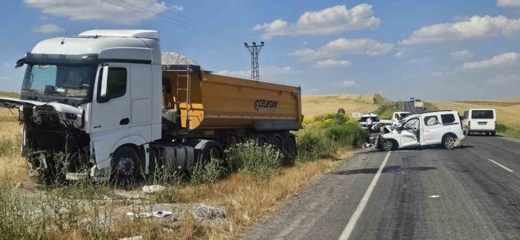 Bulanık’ta kamyonla kamyonet kafa kafaya çarpıştı: 2 ölü, 2 yaralı