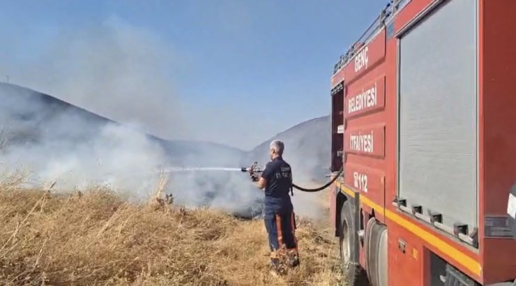 Anız yangınına ekiplerin müdahalesi sürüyor