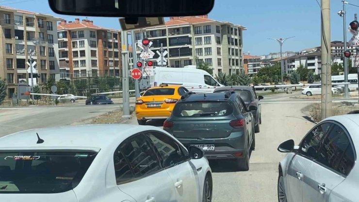Hemzemin geçitte araçların tehlikeli geçişleri kameraya yansıdı