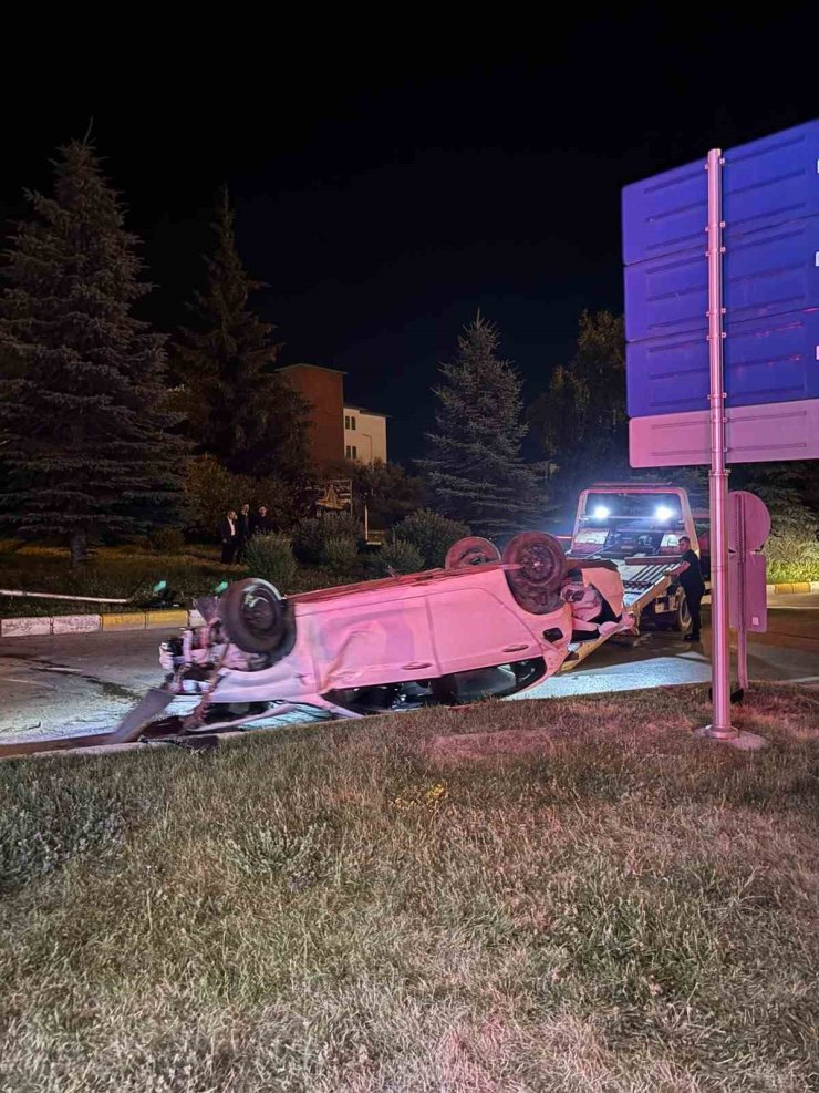 Erzurum’da otomobil refüje çıkıp takla attı: 3 yaralı