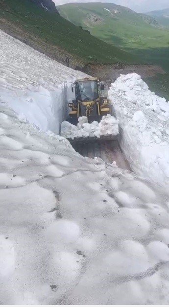 Kars’ta temmuz ortasında 3 metre kar