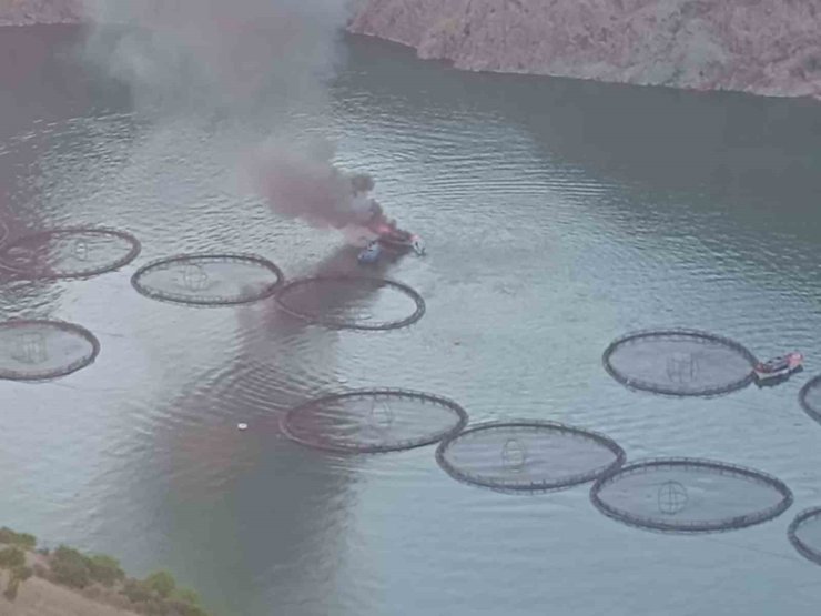 Fırat Nehri’nde tekne alev alev yandı