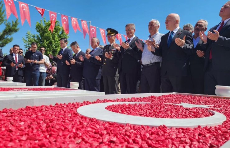 Erzurum protokolü şehitlikleri ziyaret etti
