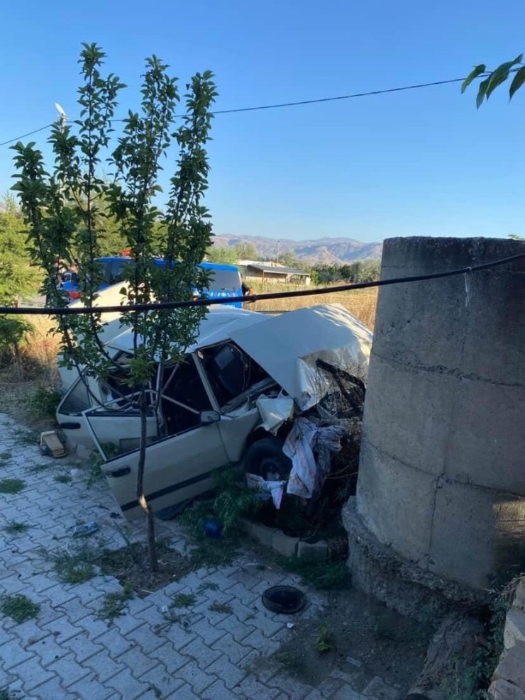 Önce çöp konteynerine ardından duvara çarptı: Otomobil hurdaya döndü, sürücü yaralandı