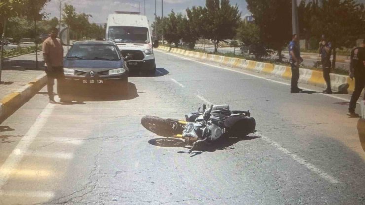 Patnos’ta motosiklet sürücüsü metrelerce sürüklendi