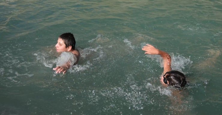 Erzincan’da çocuklar dere üzerinde oluşturdukları doğal havuzda serinliyor