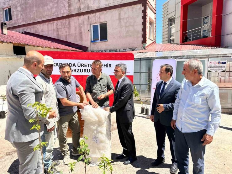 Pazaryolu’nda üreticilere bin meyve fidanı ve 11 sera naylonu desteği
