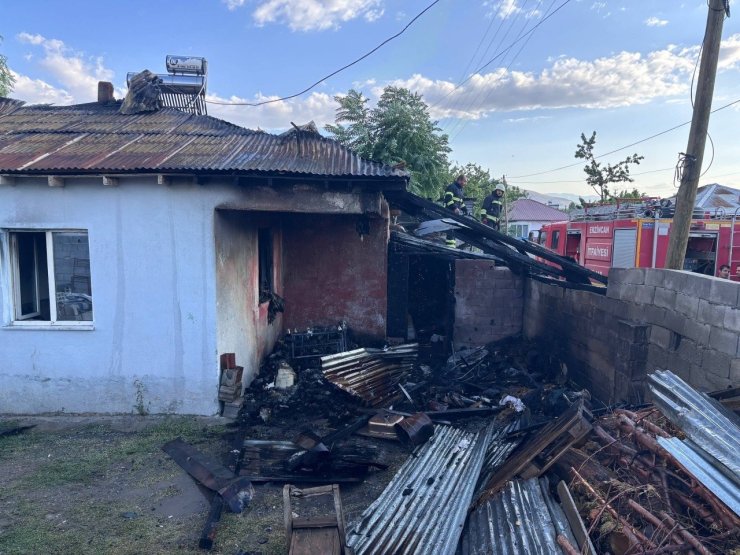 Erzincan’da ev yangını