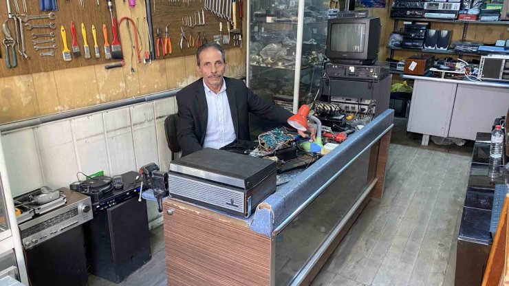 80’ler Sokağı’nın zamana direnen son ustası: Yarım asırdır geçmişin sesini onarıyor