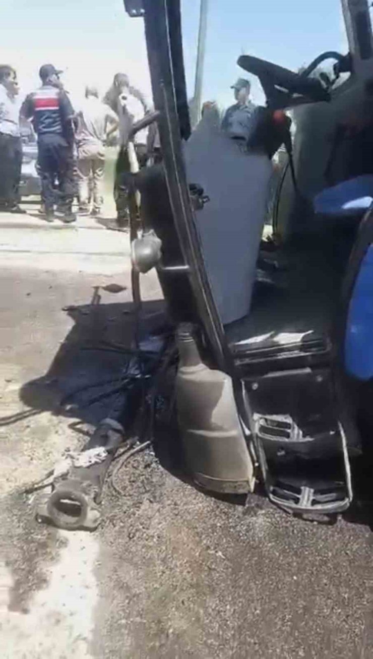 Muş’ta yolcu treninin çarptığı traktör ikiye ayrıldı
