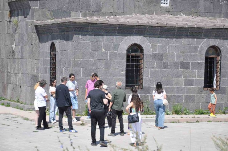 Ermenistanlı gazeteciler Kars’ı Keşfetti: Türkiye-Ermenistan medya değişim programı kapsamında tarih ve kültür turu