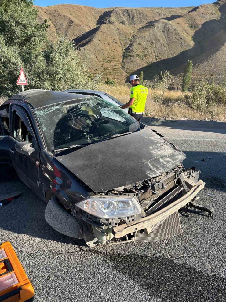 Erzincan’da trafik kazası: 3 yaralı