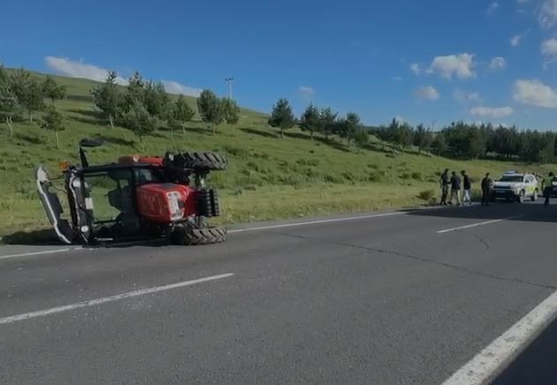 Karayolunda Traktör devrildi, sürücü hafif yaralandı