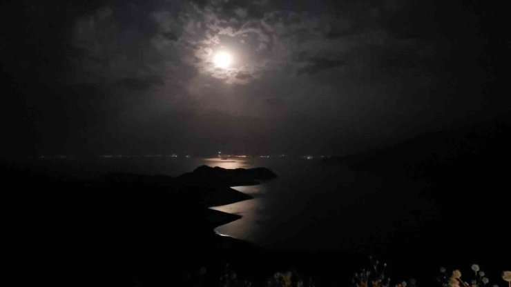 Bulutların arasından yükselen Geyik Dolunayı, Van Gölü ve Saint Thomas Kilisesi ile buluştu