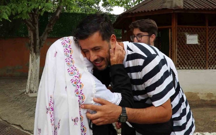 "İnsanlık ölmemiş" dedirttiler, cüzdanını kaybeden yaşlı kadını sevindirdiler