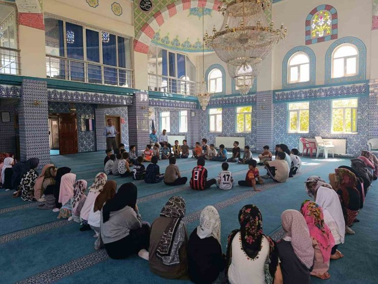 Edremit Şehitlik Camii’nde Yaz Kur’an Kursu öğrencilerine ‘Hazret-i Peygamber’ semineri