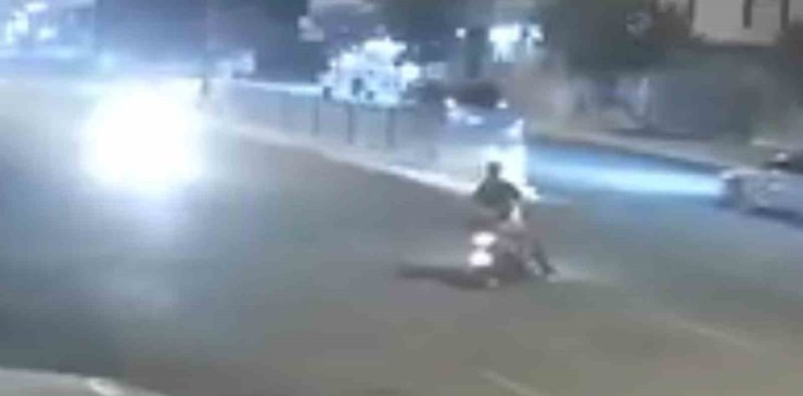 Motosikletteki 2 kişinin ölümden döndüğü kaza kamerada